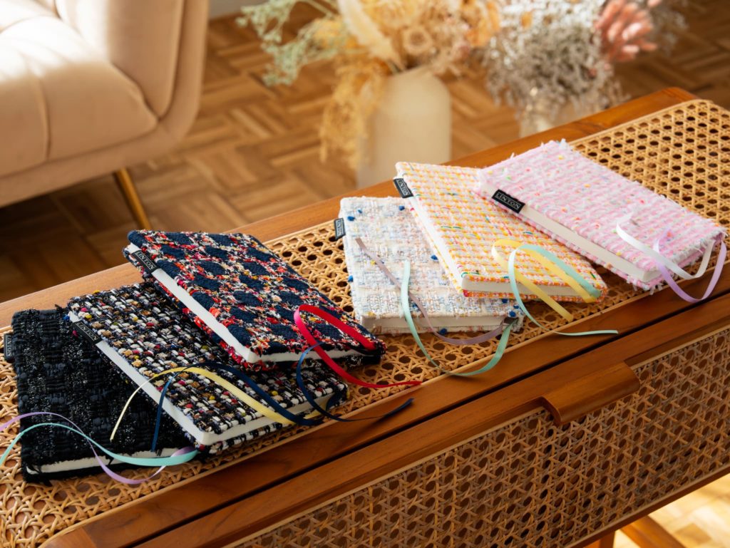 セミオーダーで、2色のリボンしおりを自由にお選びいただけます。