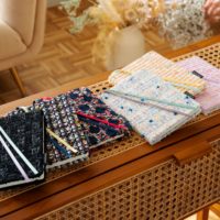 サムネイル：英国リントン社の華やかなツイードを表紙にまとう、ハードカバーノート